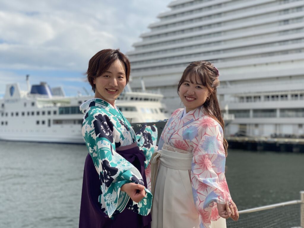 神戸港背景に女子二人
