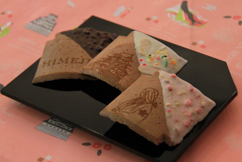 『チョコ-sen』 手前から、イチゴチョコ、ホワイトチョコ、ミルクチョコ。3枚入り（
袋）540円、6枚入り（箱）1,000円