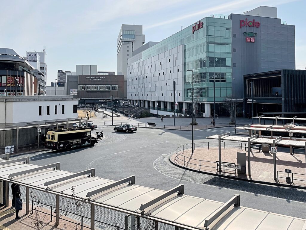 バスターミナルの風景。右手にJR姫路駅