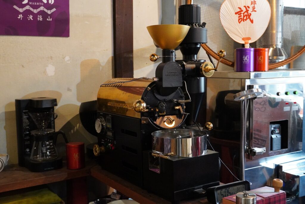 小型の焙煎機で体験　自家焙煎コーヒー