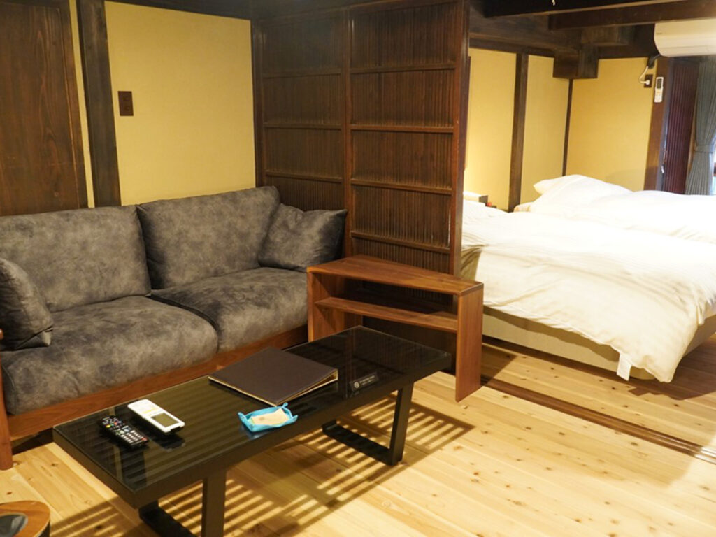 山崎旅館Q　ソファが置かれたリビングスペース