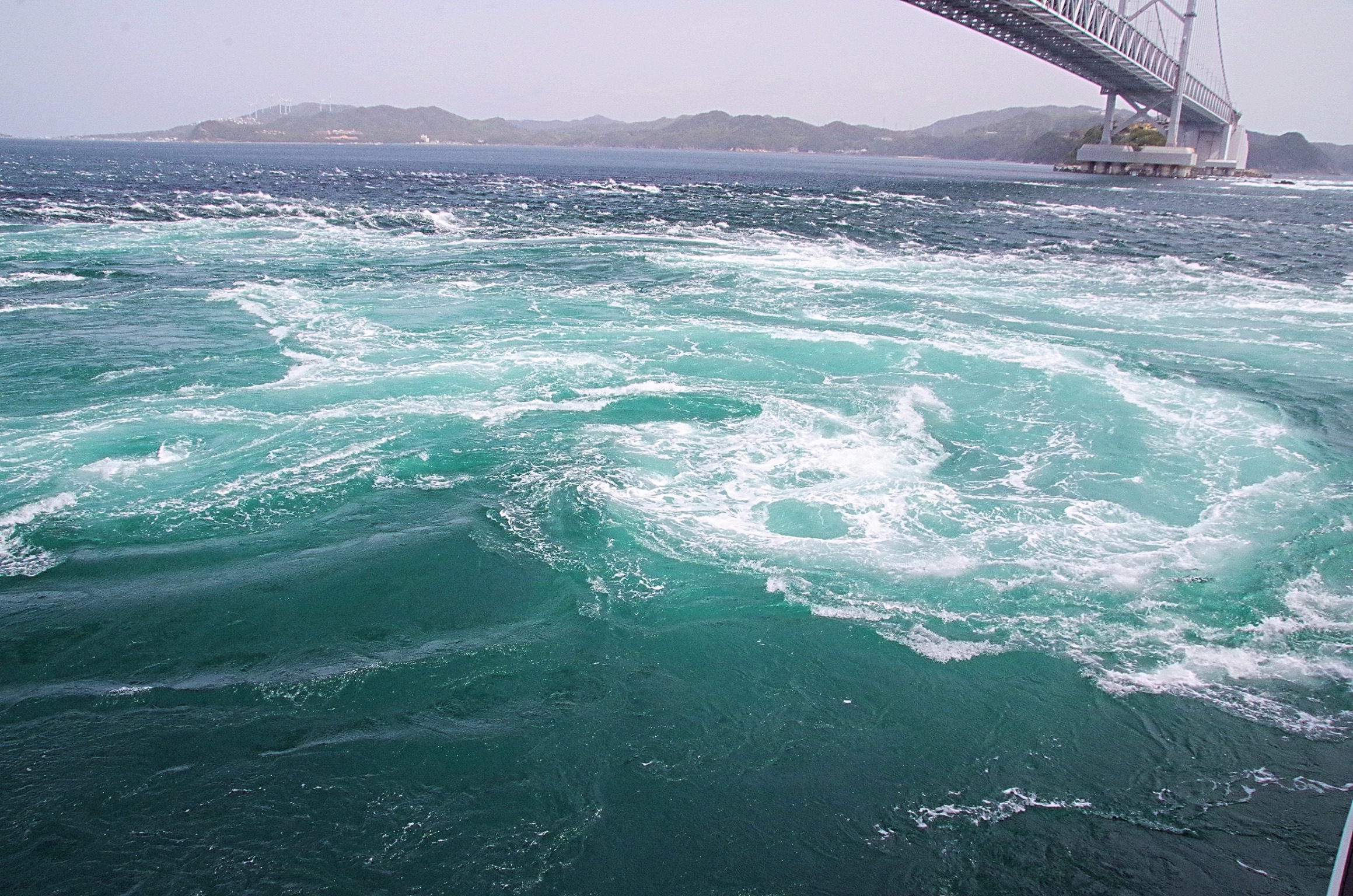 うずしおクルーズ 世界最大級の渦潮求めて鳴門海峡へ