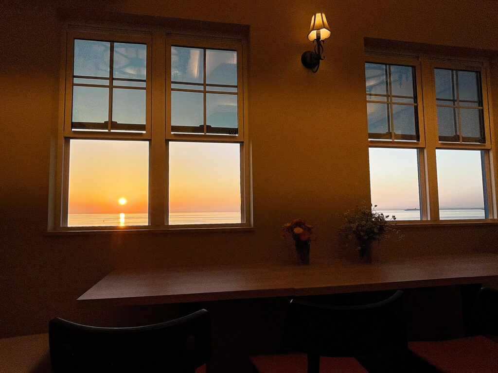 「BROQUEL」店内から見た夕日。「Ladybird Road」2階にある店舗からは海が見える