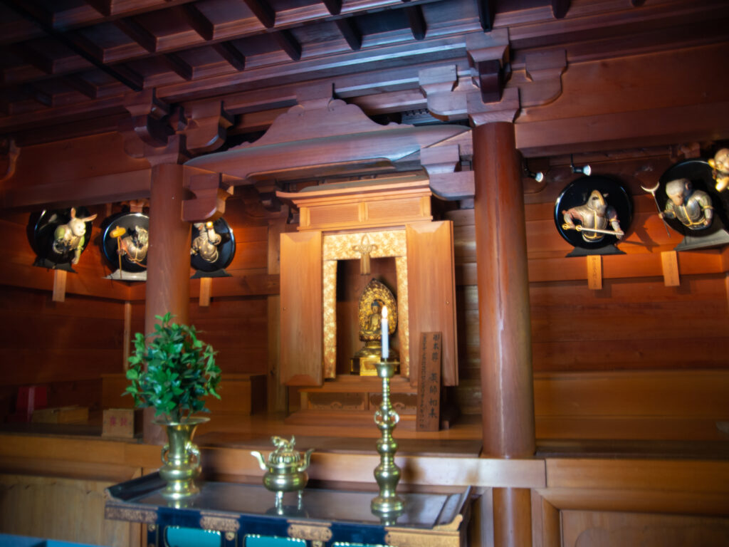 播州清水寺　薬師堂の中。十二神将が護っています