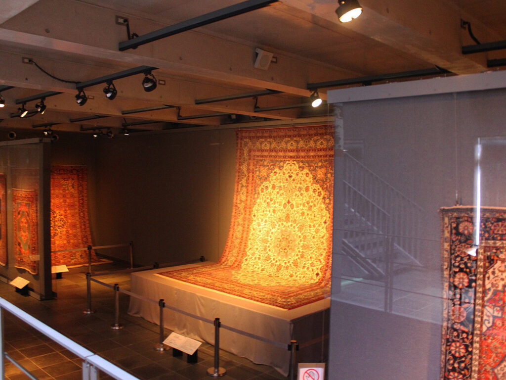 2023年春季展は「近代ペルシアのメダリオン絨毯」。エキゾチックな作品の数々が圧巻でした