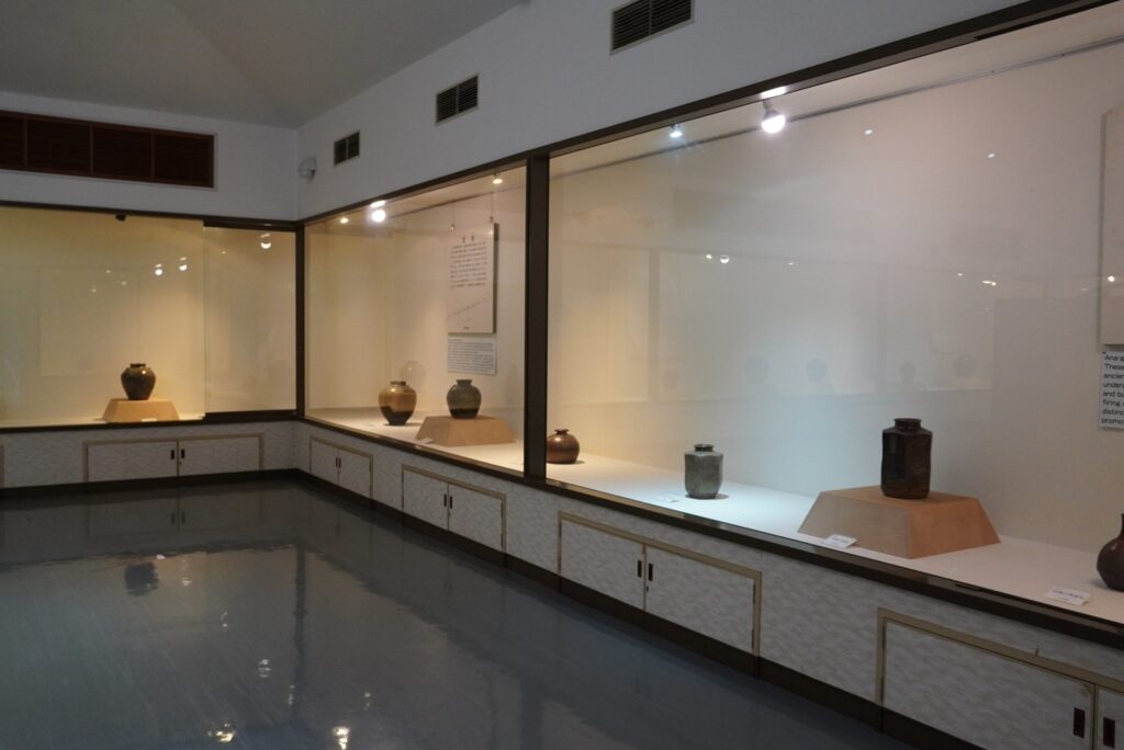 館内には鎌倉から江戸時代に作られた古丹波の名品が展示されています。