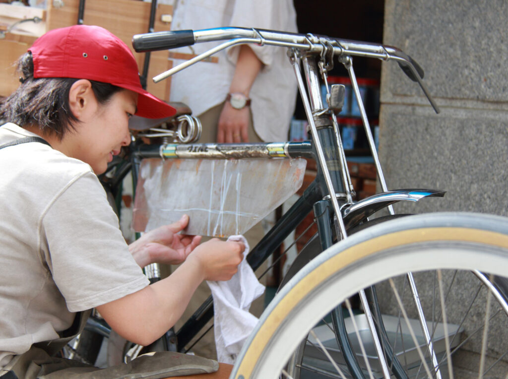〈アヤバイクス〉は、自転車の製造から修理、カスタムまで手がけます