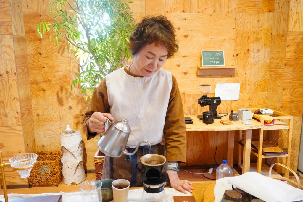 カフェを運営する長谷川郁子さん