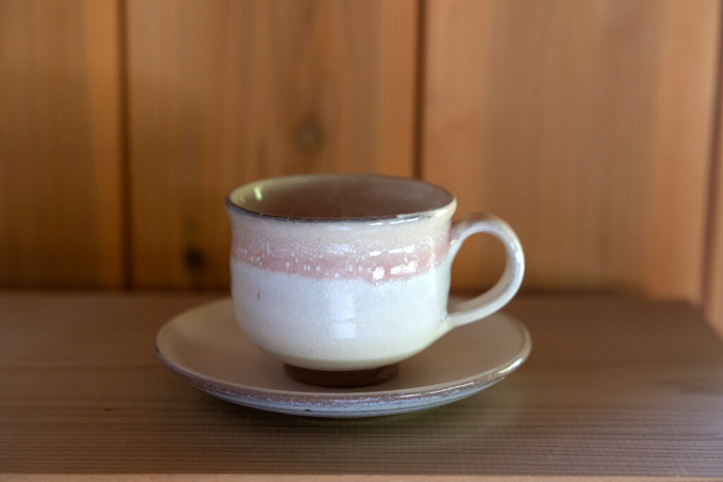 『白釉ピンク流しカップ＆ソーサー』（2,750円）
