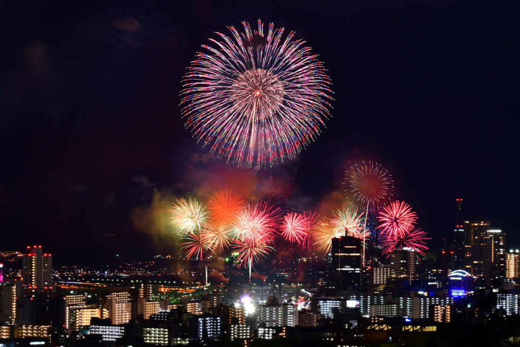 神戸市内丸山公園から撮影した2019年みなとこうべ海上花火大会
