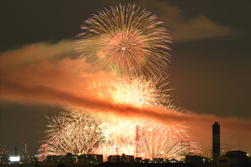 西宮市内から撮影した、2015年なにわ淀川花火。直線距離で約9km