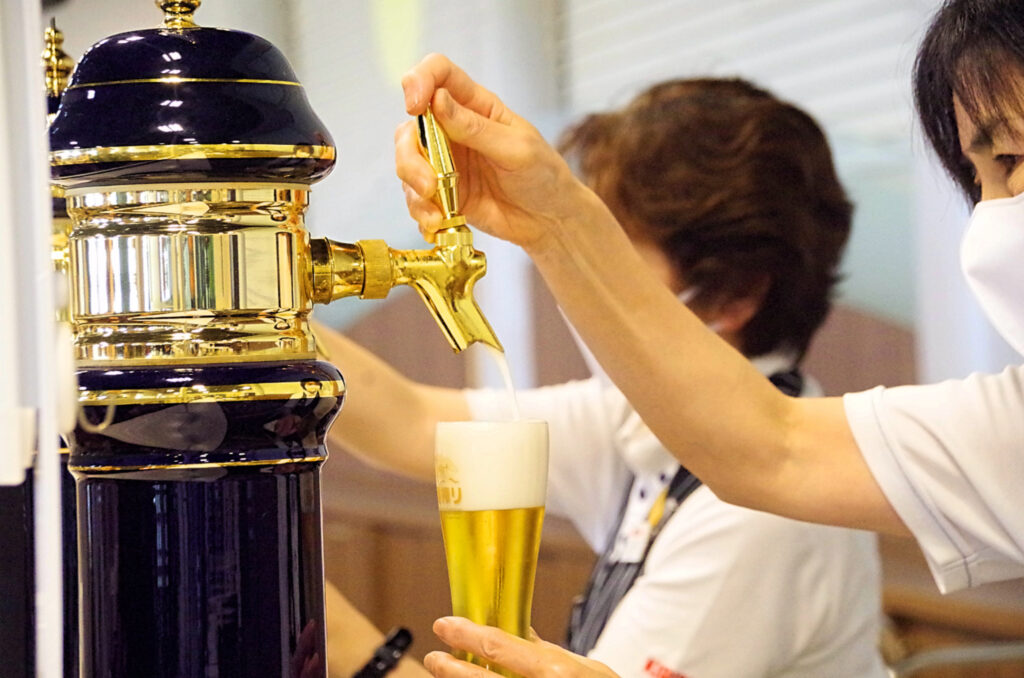 ブルワリードラフトマスターが1杯1杯参加者にビールを入れてくれます。