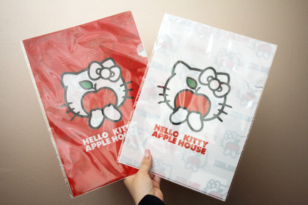 『HELLO KITTY SHOW BOX』限定の『クリアファイル』（各330円）