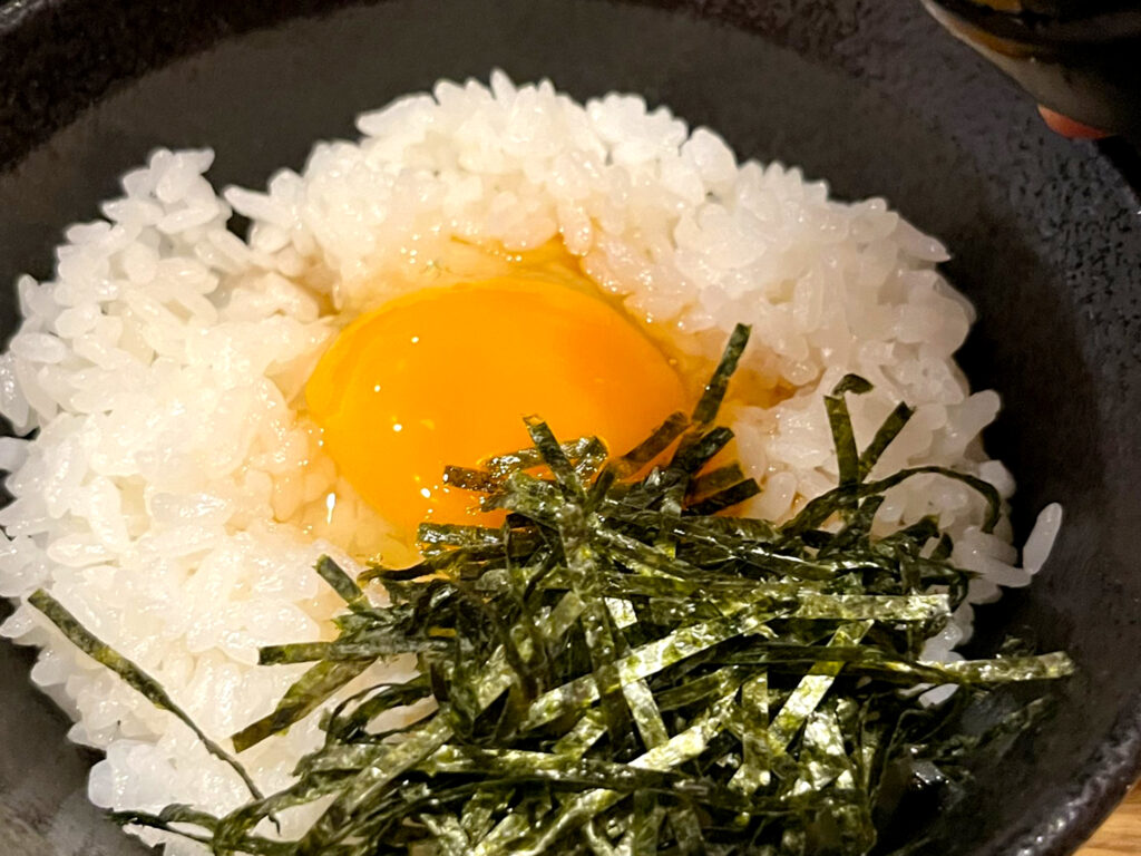 ぷりっぷりの卵かけご飯には、小豆島から取り寄せている「だし醤油」をぜひ