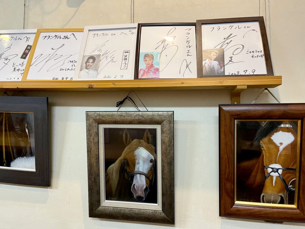 愛らしい馬の絵と共にサイン色紙