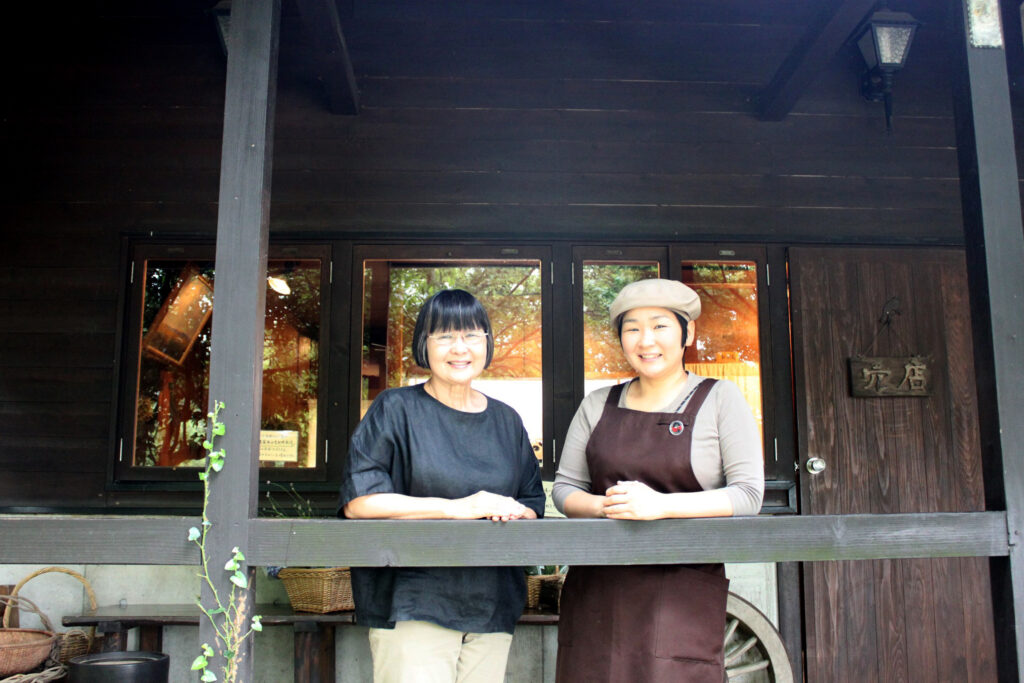 長きにわたり牧場を守り、育んできた奥さん・和子さん（左）と、チーズハウス「ヤルゴイ」の責任者として腕をふるう次女の麻子さん（右）