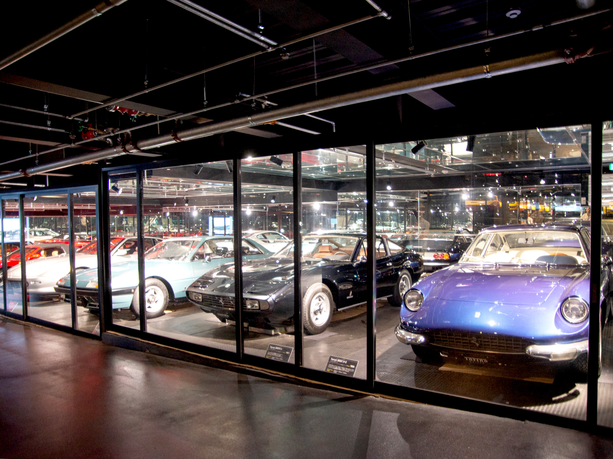 スーパーカーショースーパーカー展示場フェラーリ　ランボルギーニ他　生写真107枚 フェラーリが「エンツォ・フェラーリ博物館」にて”スーパーカー