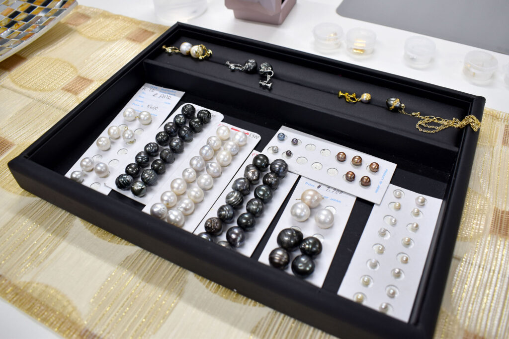 機械を使って真珠に穴をあけピンバッジやブローチを作成する真珠加工体験/3,300円