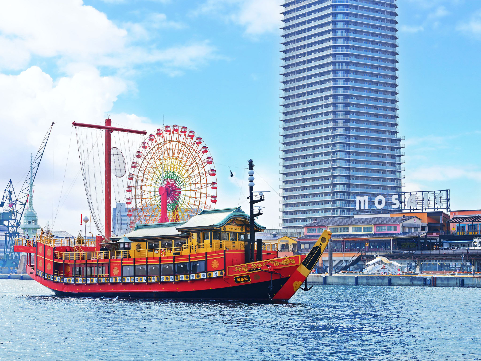 江戸時代の巨船をモチーフにしたクルーズ船『安宅丸』で景色を楽しむ