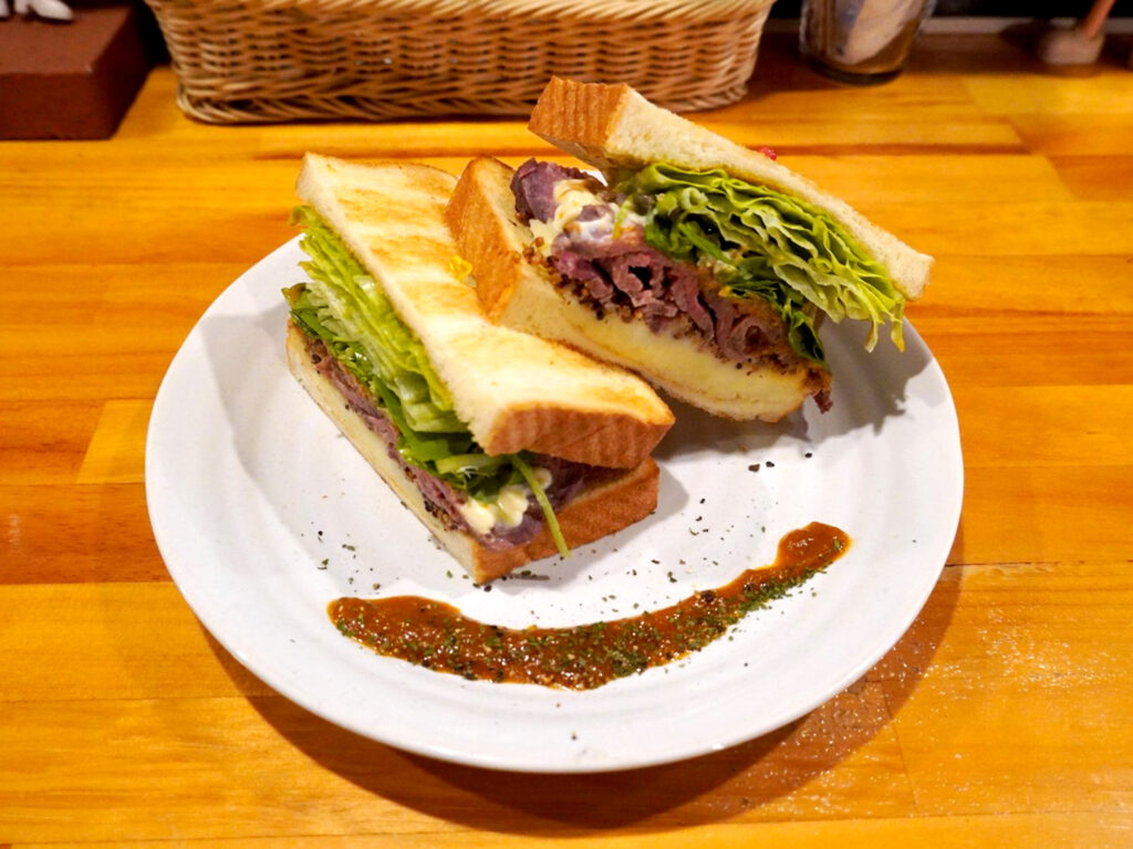 『ローストビーフがたっぷり入ったサンドイッチ』800円