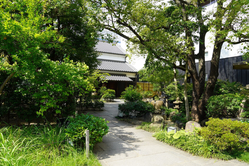 日本の里山を思わせる庭園
