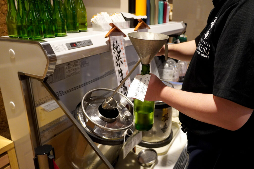 「東明蔵」では『福寿』の各種日本酒と酒肴などを販売。
