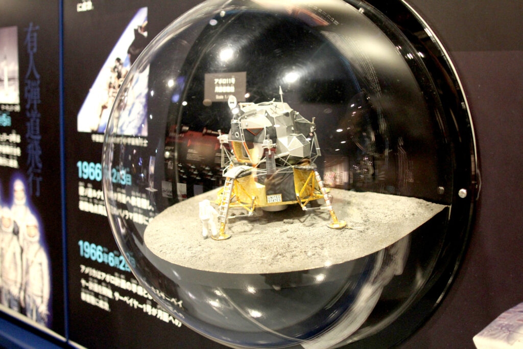 宇宙開発に関する精密模型の展示