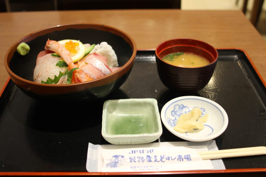 『海鮮丼』は、みそ汁、香の物がセットになった単品（1,650円・税込）