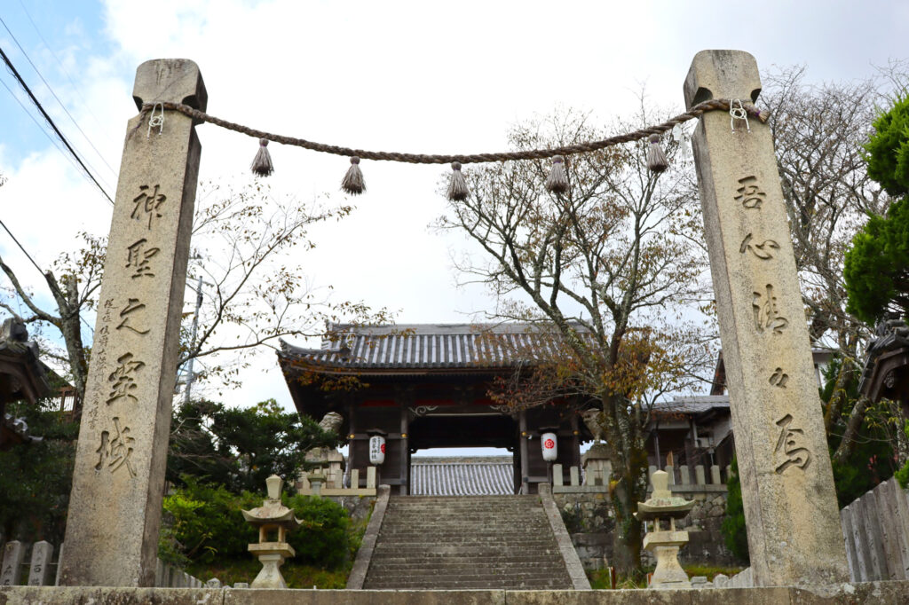 左大臣、右大臣を祀る随神門（姫路市指定重要文化財）は、1697年に再建されました