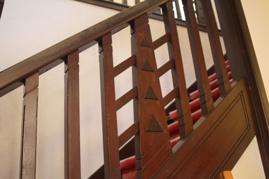 木彫りの手すり柱がある階段