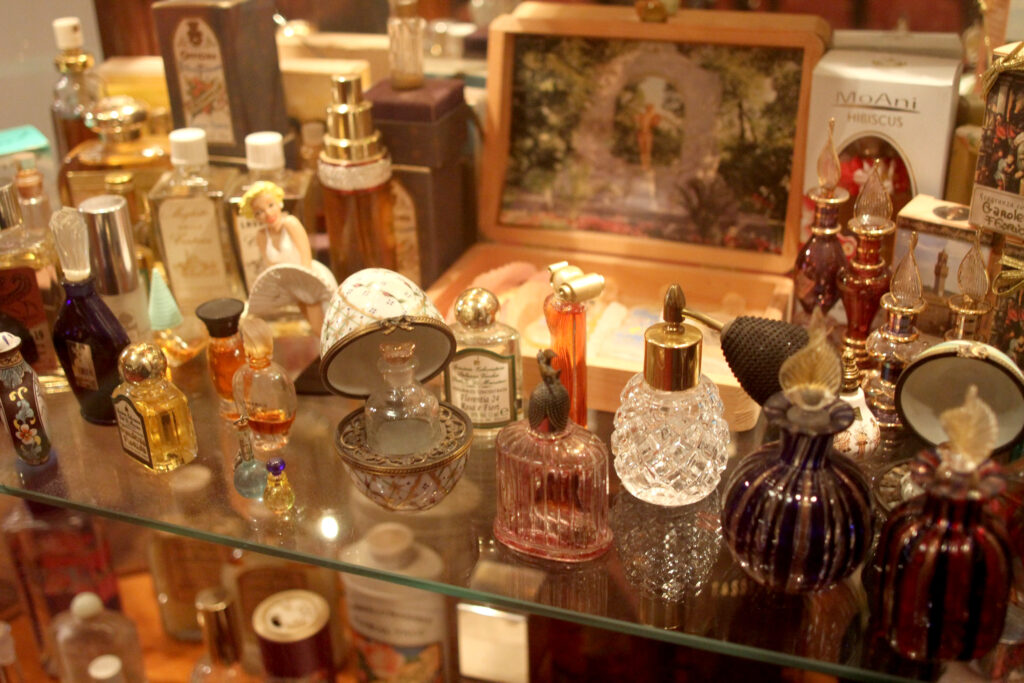 調香する場所の棚には香水瓶のコレクションも