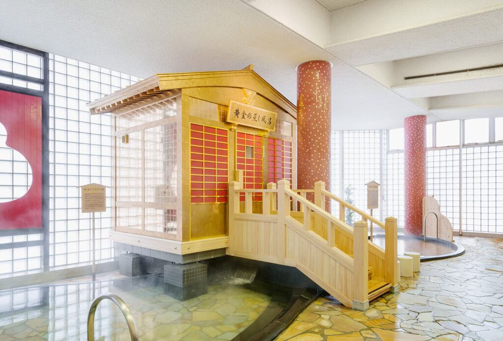 写真提供：『太閤の湯』／秀吉が作らせた「黄金の茶室」をモチーフにした「黄金の蒸し風呂」
