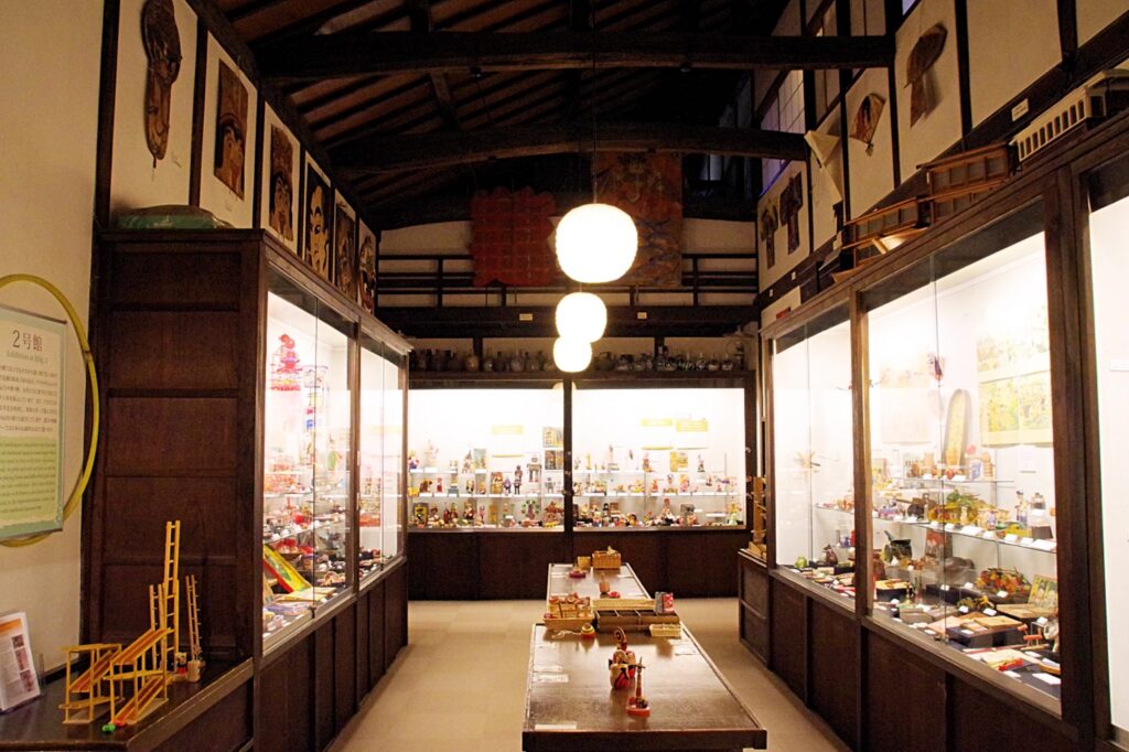 日本玩具博物館はこの1室から始まった（現2号館）。ブリキのおもちゃなどに囲まれた空間にコマなどの体験コーナーがある