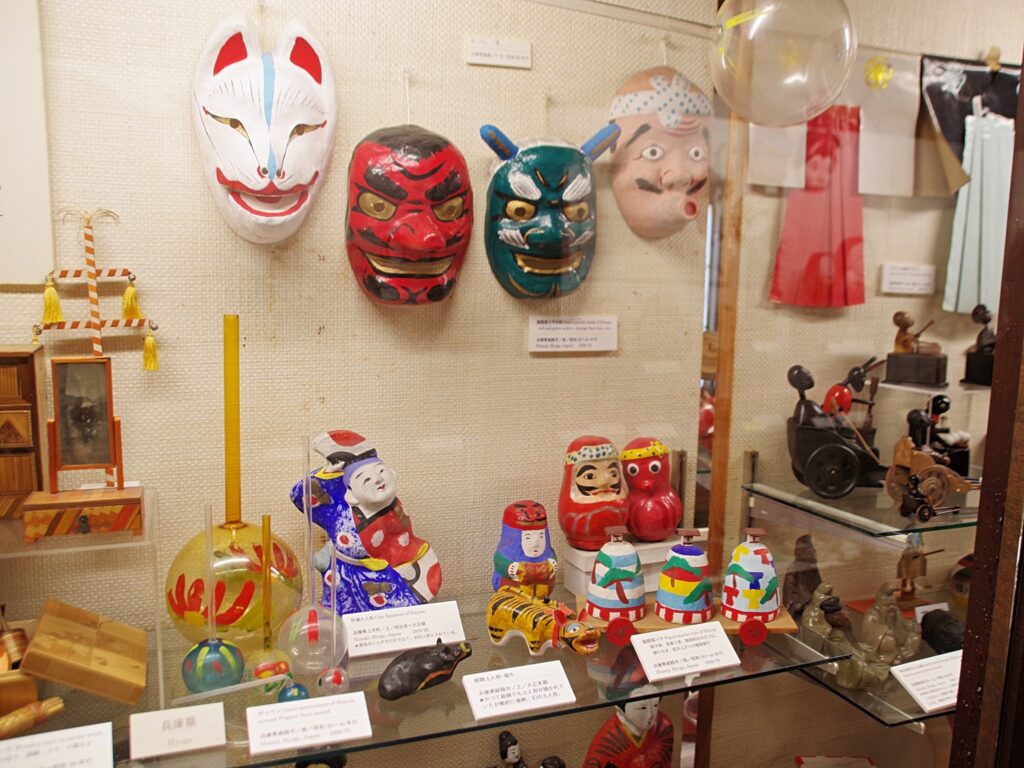 地元、兵庫県姫路市の郷土玩具が並ぶコーナーもある