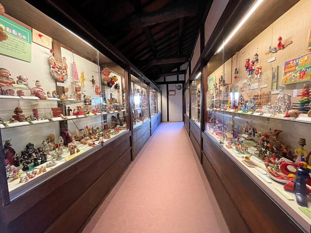 4号館２階「世界の玩具」。地域ごとに展示されている。地域独特の物から日本文化とも通じるようなものまであり興味深い