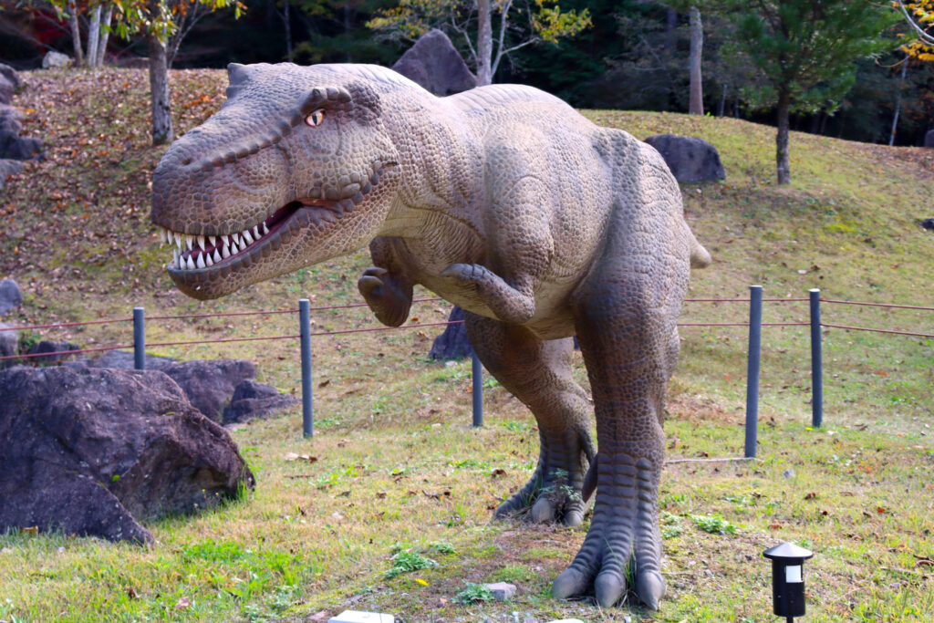 突如動き、吼えるティラノサウルス模型