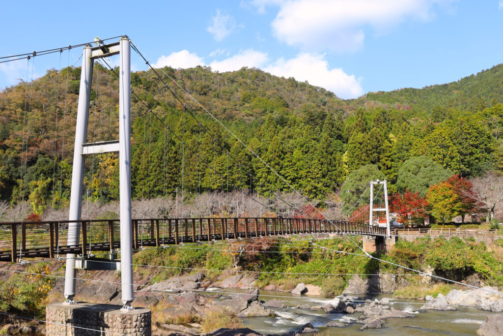 吊り橋の長さは90m、幅1.5m