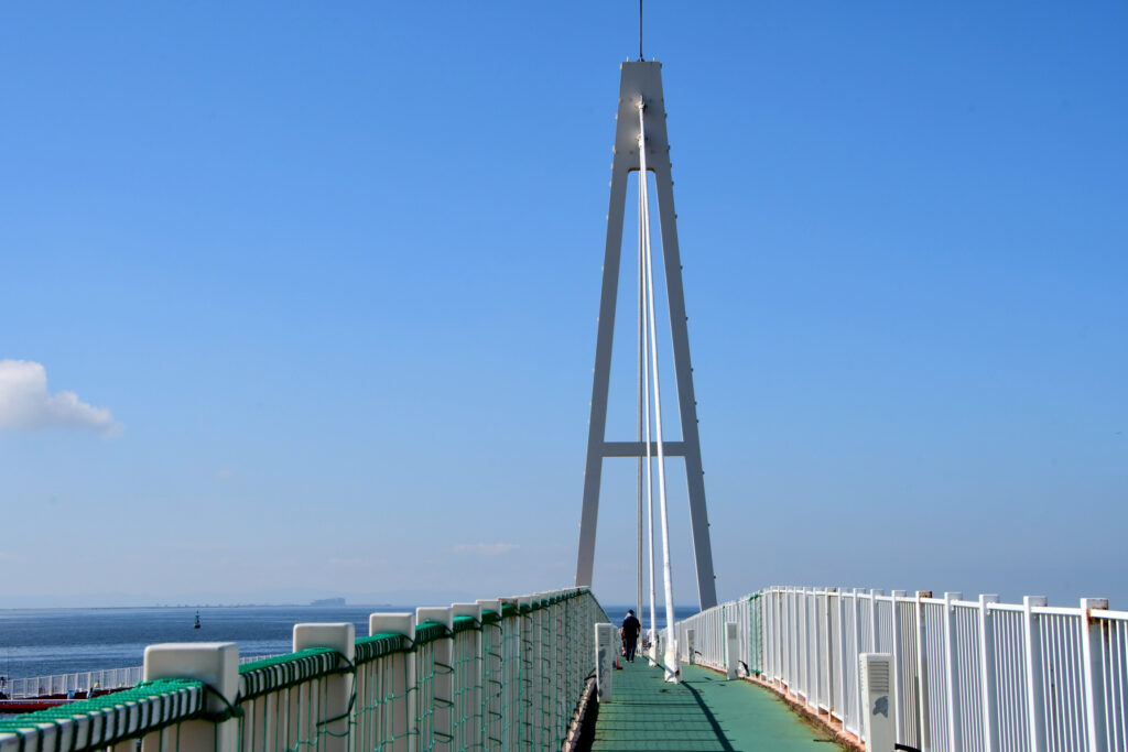 吊り橋と、海の景色