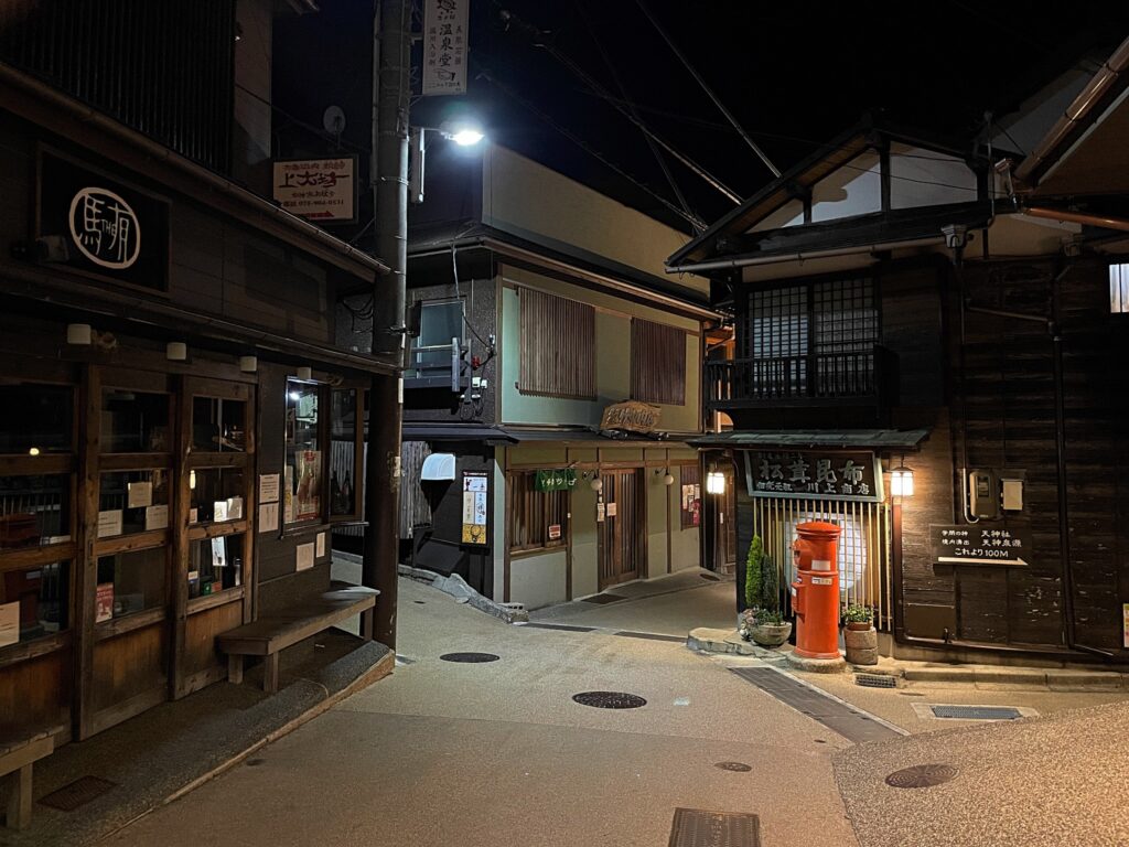 遅い時間、観光客の姿が消えた「湯本坂」。映画やドラマのセットのようなレトロな街並みが楽しめる