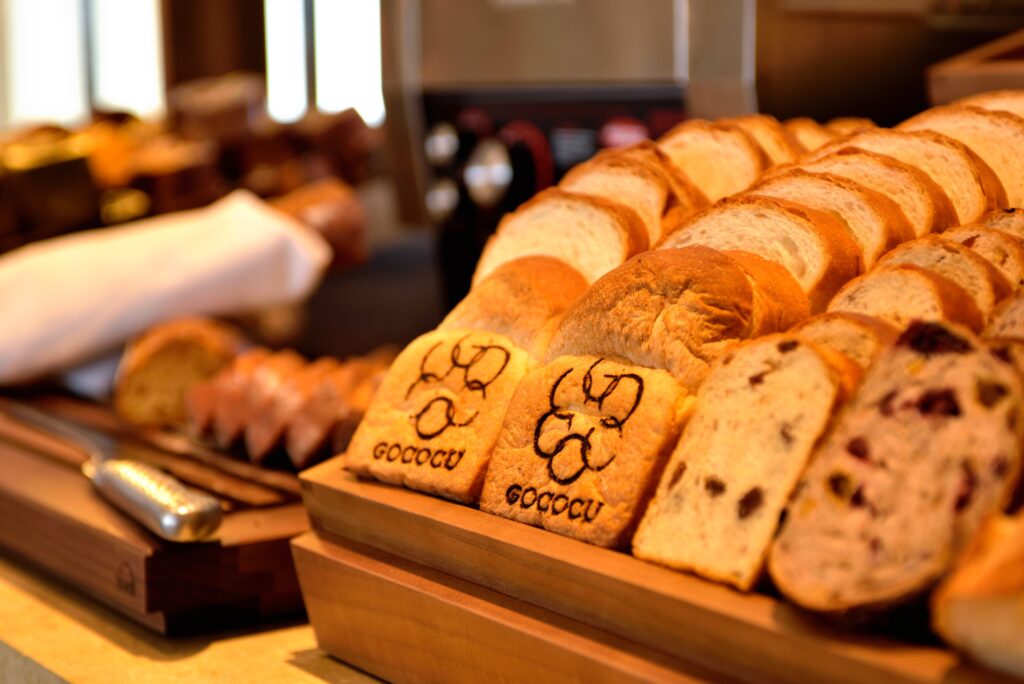 神戸ポートピアホテルの朝食に並ぶ焼きたてパン（GOCOCU）