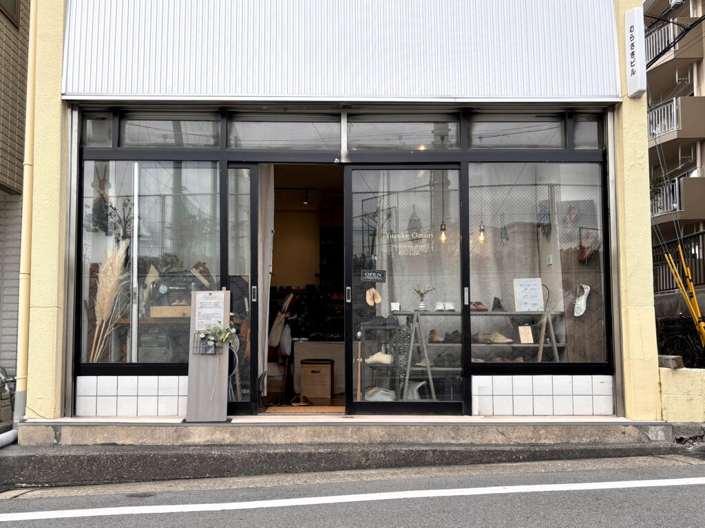 『Yusuke Omori Ordershoes maker』の外観。ビル１階の路面店で見つけやすい
