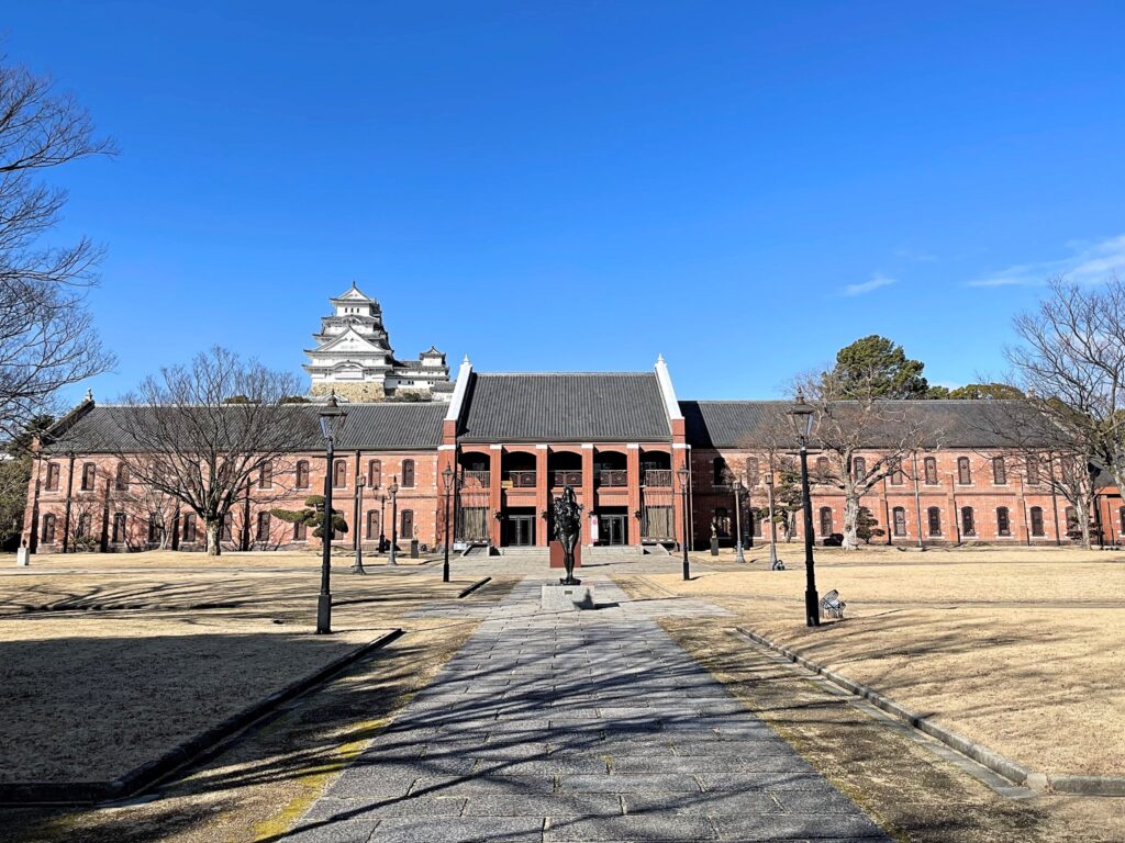 世界文化遺産・国宝姫路城を背にした赤レンガの建物