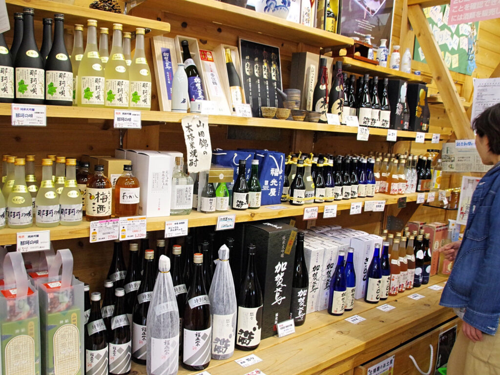 日本酒がいっぱい並んでいます