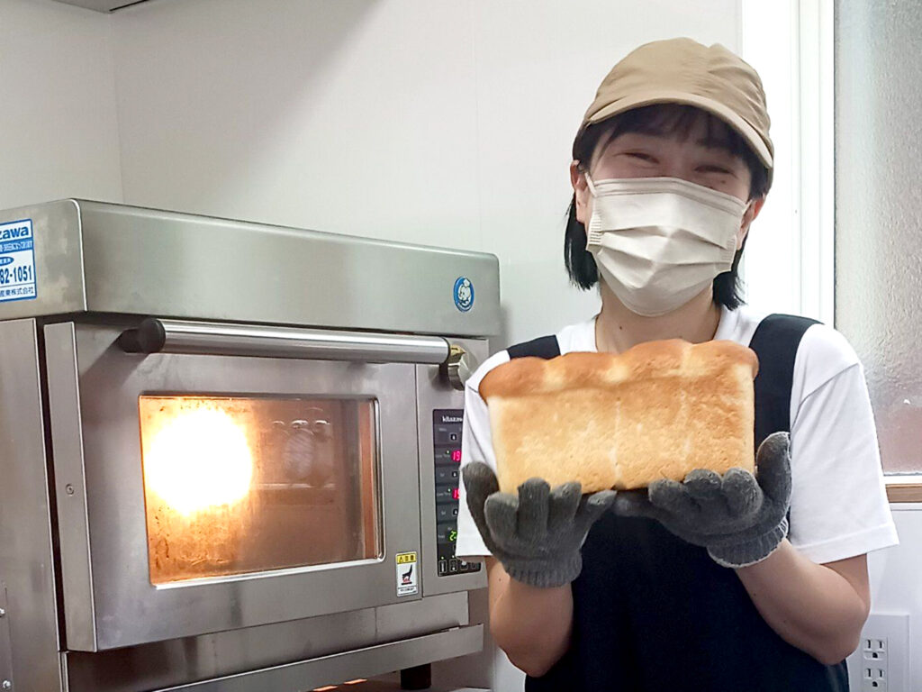 「きらっと」した笑顔でパンを作成されている店主みゆきさん