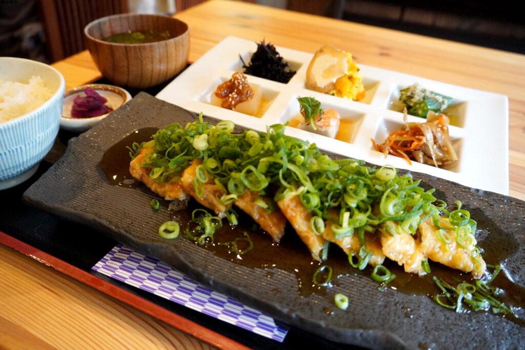 『おばんざいプレートランチ』1,500円　（写真は「穴子の天婦羅ネギ醤油」）