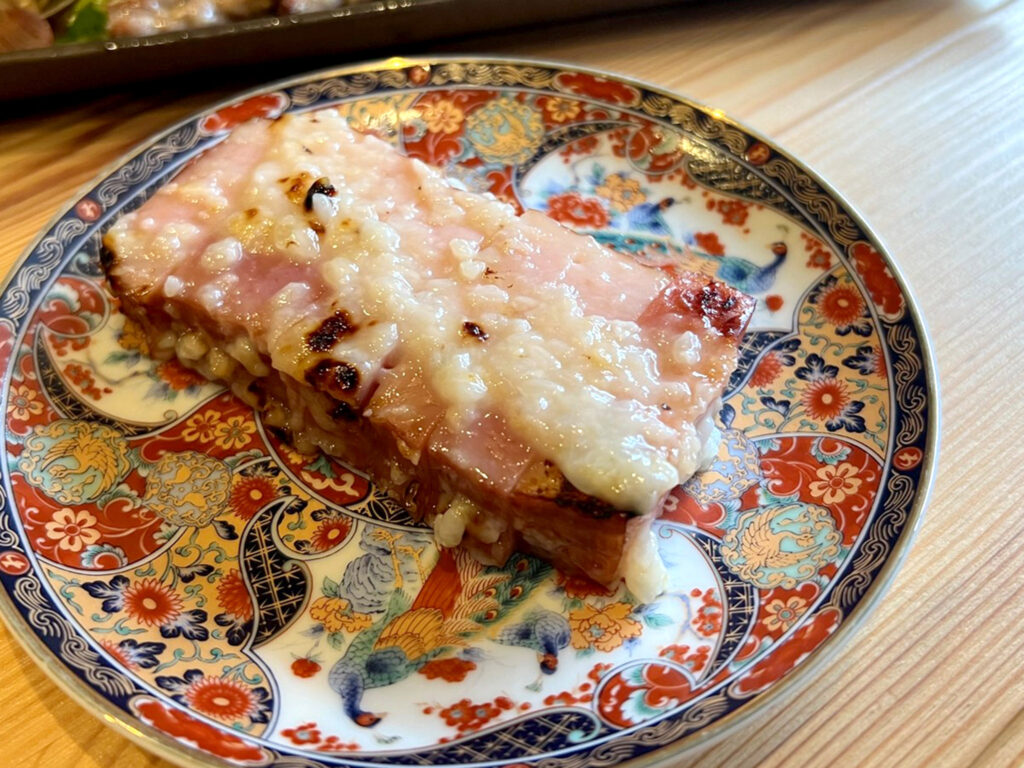 『酒粕ベーコンの炙り焼き』605円