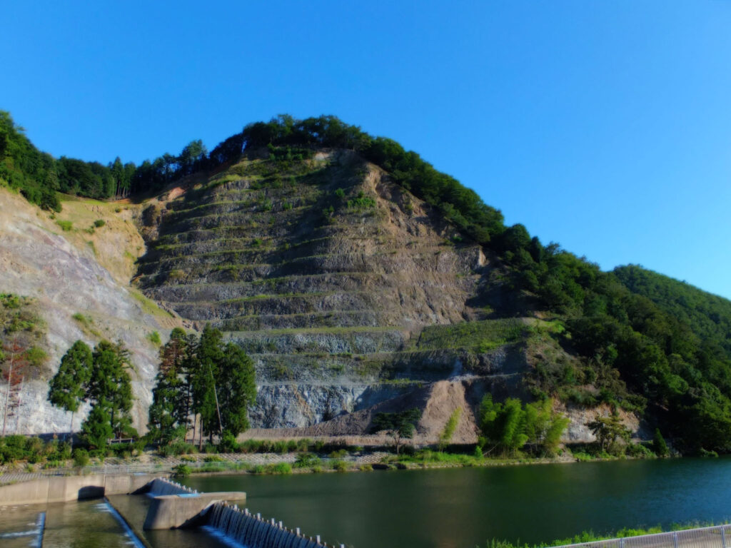 城山ブルークレイがとれる山