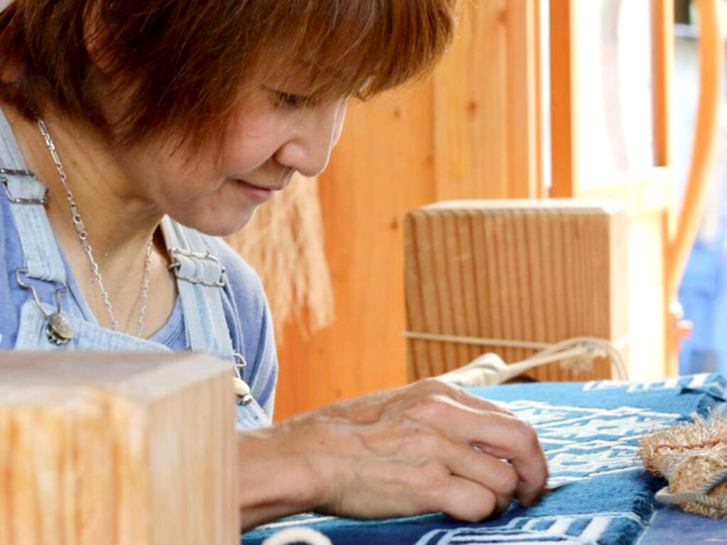 赤穂緞通を織っている原田さん