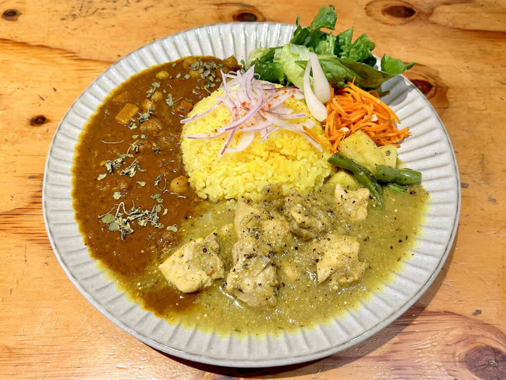  旬野菜の薬膳カレー×カルダモン香るチキンカレー