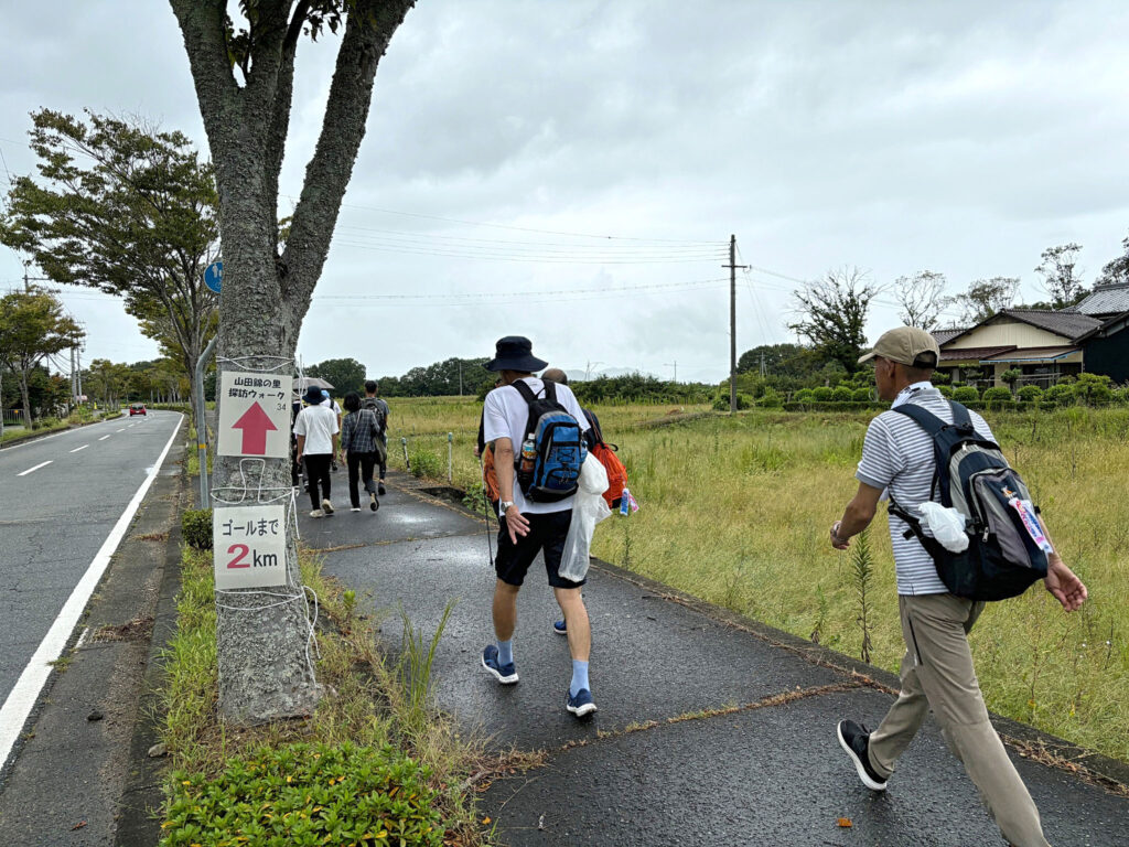 「ゴールまで2Km」の看板に「あと少し」と感じる人や「まだあるの？」と感じる人もあり悲喜交々